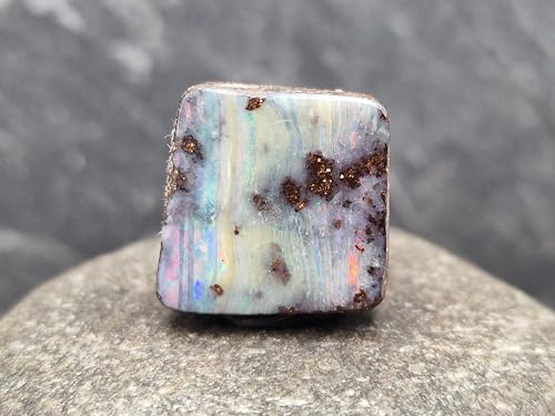 Boulder Opal als Anhänger gebohrt, 60cm Lederband, der Opal besitzt eine gemeine Opalschicht mit horizontalen Streifen imt Multicolor Opalfeuer, Größe 18mm x 18mm x 8,4mm, Unikat, Handgeschliffen