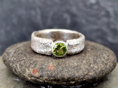 LeoLars-PABE Peridot Design Ring mit angeschmolzener Oberflächen Struktur, Größe 59 (18,7), aus 925er Silber, Peridot rund facettiert, Unikat, Handarbeit