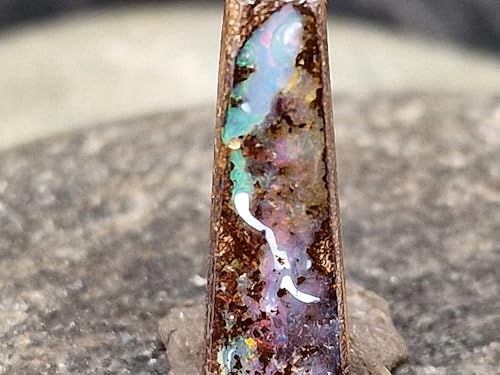 Boulder Opal Anhänger mit 925er Silber Stiftöse, Boulder Opal mit schönem Muster und partiellem Opalfeuer in verschiedenen Farben, Anhängermaße: 21,2mm x 6,1mm x 3,5mm, Unikat, Handgschliffen