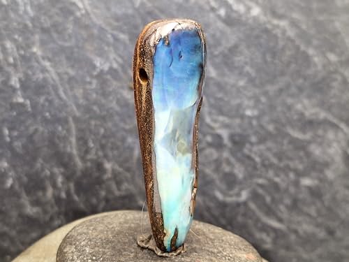 LeoLars-PABE großer Boulder Opal Anhänger, gebohrt mit 60cm Lederband, große gemeine Opalschicht mit grünem und blauem Opalfeuer, Maße: 57,4mm x 23,5mm x 14,5mm, Unikat, Handgeschliffen