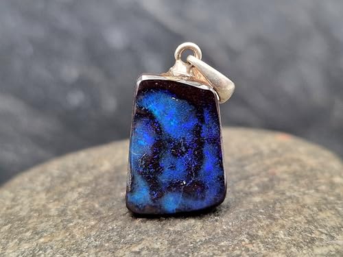LeoLars-PABE Boulder Opal Anhänger mit 925er Silber Stiftöse, Opal fast schwarz mit blauem Galaxie Opalfeuer, Maße: 15,5mm x11,2mm x4,2mm, Unikat, Handgeschliffen