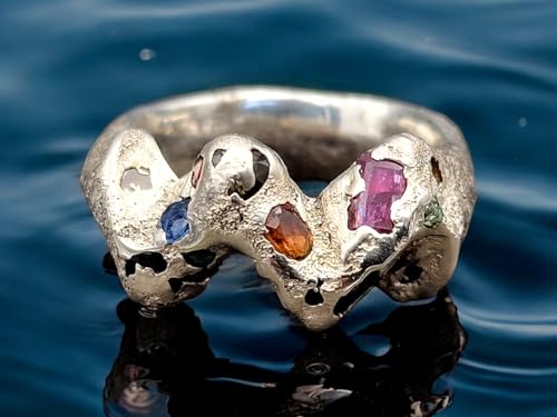 LeoLars-PABE Welliger Sandguss Chaos Design Ring aus 925er Silber mit eingegossenen Rubinen und Saphiren in Größe 56 (18), Unikat, Handarbeit