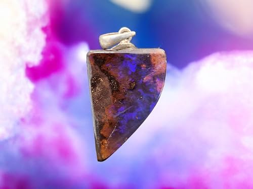 wunderschöner Boulder Opal Anhänger mit 925er Silber Stiftöse, Opal mit Lila-rosa Opalschicht und Pinnfire in blau und grün aus der Tiefe, Maße. 21,7mm x 15mm x 5,2mm, Unikat, Handgeschliffen