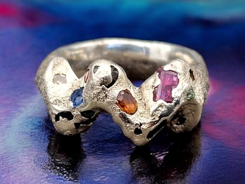 LeoLars-PABE Welliger Sandguss Chaos Design Ring aus 925er Silber mit eingegossenen Rubinen und Saphiren in Größe 56 (18), Unikat, Handarbeit