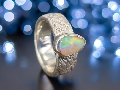 LeoLars-PABE Lightning Ridge Opal Tropfen Design Ring aus 925er Silber, kreuzschraffierte wilde Oberfläche, mehrfarbiges Opalfeuer, Ringgröße: 53/54, Unikat, Handarbeit