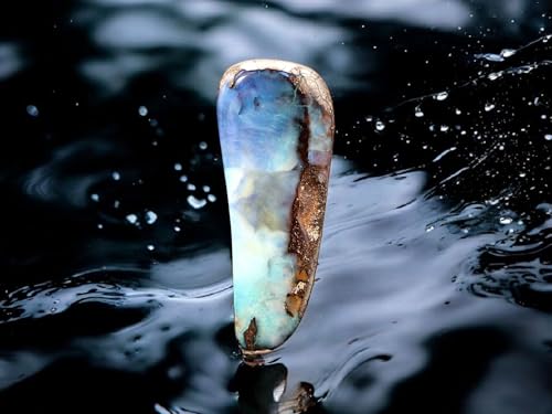 LeoLars-PABE großer Boulder Opal Anhänger, gebohrt mit 60cm Lederband, große gemeine Opalschicht mit grünem und blauem Opalfeuer, Maße: 57,4mm x 23,5mm x 14,5mm, Unikat, Handgeschliffen