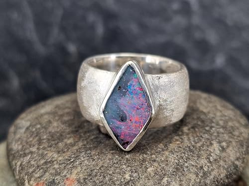 LeoLars-PABE Toller Design Boulder Opal Ring aus 925er Silber, massiv, fein schraffierte Struktur, Opalfeuer in rot und anderen Farben, Ringgröße: 56 (18), Unikat, Handarbeit
