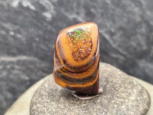 Großer Boulder Opal Anhänger gebohrt mit 60 cm Lederband, der Opal besitzt oben und unten grünes Opalfeuer. Der Stein hat ein Sandbank Muster, Steingröße 32mm x 19mm x 13,5mm, Unikat, Handgeschliffen