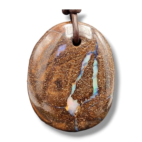 LeoLars-PABE Boulder Opal mit Frontbohrung und 60cm Lederband, Opaladern mit mehrfarbiger gemeiner Opalschicht und partiellem Opalfeuer, Maße: 35,6mm x 28mm x 11,6mm, Unikat, Handgeschliffen