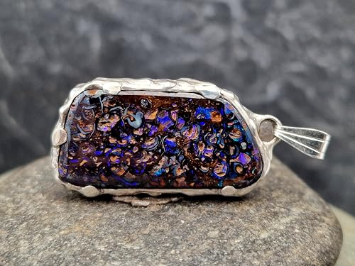 LeoLars-PABE Boulder Opal Anhänger, tolles wildes Muster, mit grün, blau-lila Opalfeuer, organisches Design, aus 925er Silber, Unikat, Handarbeit, Anhängermaße: 32,5mm x 16,6mm x 5,4mm