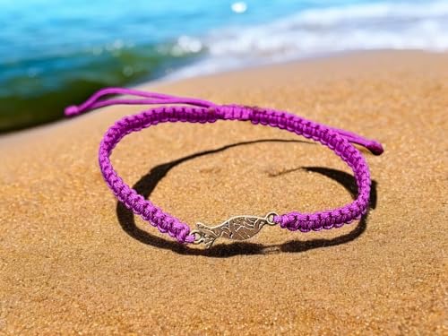 LeoLars-PABE Lila Makramee Armband mit einem geprägtem Schlickfisch aus 925er Silber, Umfang von 16-20cm, Unikat, Handarbeit