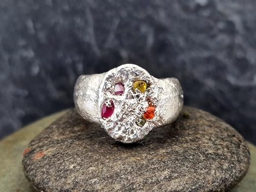 LeoLars-PABE Chaos Sandguss Design Ring in Siegelring Optik aus 925er Silber, Größe 62 (19,7), mit echten verschiedenen Saphiren, Unisex, aufgefusede Oberflächen Struktur, Nr. 137, Unikat, Handarbeit