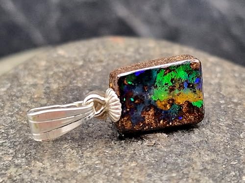 LeoLars-PABE Hologramm Effekt Boulder Opal Anhänger mit 925er Silber Stiftöse, intensives blaues und grünes Opalfeuer in der Bewegung, Anhängergröße: 15,5mm x 8,2mm x 3,4mm, Unikat, Handgeschliffen