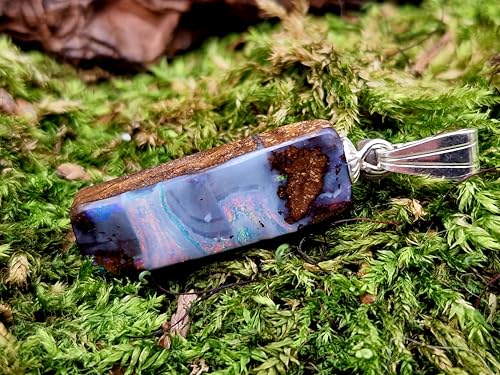 LeoLars-PABE Boulder Opal Picture Stone Anhänger mit 925er Silber Stiftöse, Nebel mit mehrfarbigem pastellfarbenem Opalfeuer, Anhängermaße: 26,2mm x 7,9mm x 5,1mm, Unikat, Handgeschliffen