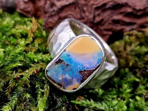 LeoLars-PABE Boulder Opal Picture Stone Design Ring aus 925er Silber, grob gehämmerte Oberflächen Struktur, massiv Opal mit grün-blauem Opalfeuer, Größe: 56-57 (18,2), Unikat, Handarbeit