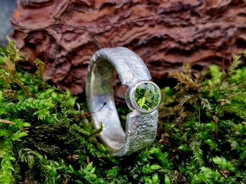 LeoLars-PABE Peridot Design Ring mit angeschmolzener Oberflächen Struktur, Größe 59 (18,7), aus 925er Silber, Peridot rund facettiert, Unikat, Handarbeit