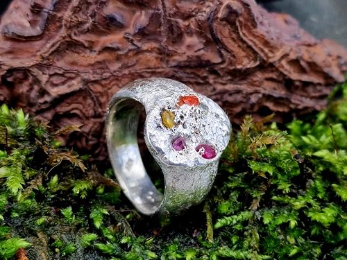 LeoLars-PABE Chaos Sandguss Design Ring in Siegelring Optik aus 925er Silber, Größe 62 (19,7), mit echten verschiedenen Saphiren, Unisex, aufgefusede Oberflächen Struktur, Nr. 137, Unikat, Handarbeit