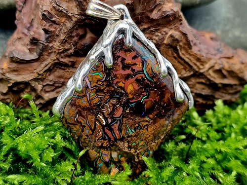 Großer Boulder Opal Anhänger mit 925er Fassung im Tropfendesign, tolles Muster und Opalfeuer in grün Opalmaße: 43mm x 32mm Maße Anhänger: 48,2mm x 35,8mm x 7,8mm, Unikat, Liebevolle Handarbeit