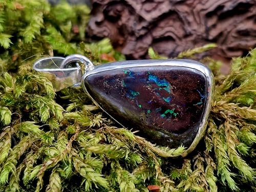 LeoLars-PABE Boulder Opal Anhänger aus 925er Silber in Zargenfassung, Opal mit schönem Muster und grünem Opalfeuer, Unikat, Handarbeit, Unisex, Anhängermaße: 29mm x 18,2mm x 8mm