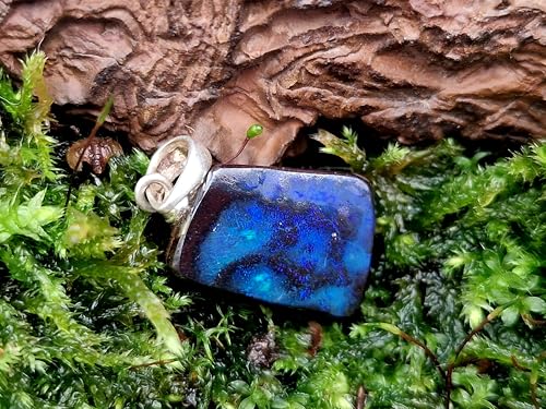 LeoLars-PABE Boulder Opal Anhänger mit 925er Silber Stiftöse, Opal fast schwarz mit blauem Galaxie Opalfeuer, Maße: 15,5mm x11,2mm x4,2mm, Unikat, Handgeschliffen