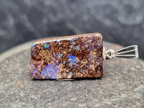 LeoLars-PABE Boulder Opal Anhänger mit mehrfarbigem Opalfeuer und 925er Silber Stiftöse, Pinfire, Anhängermaße: 25,3mm x 13mm x4mm, Unikat, Handgeschliffen