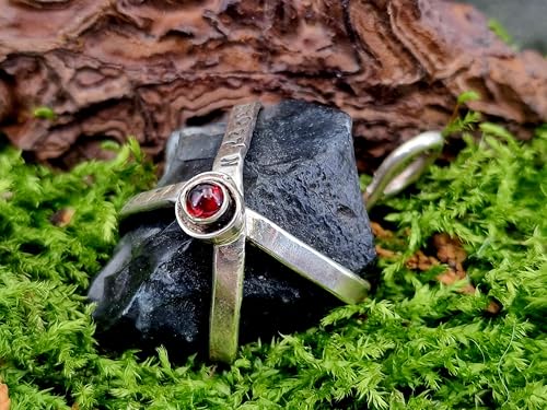 LeoLars-PABE Design Anhänger aus 925er Silber, Feuerstein aus Dangast und rotem Granat Cabochon, gravierte Koordinaten von Dangast, Unikat, Handarbeit, Maße Anhänger: 47mm x 28mm x 23,2
