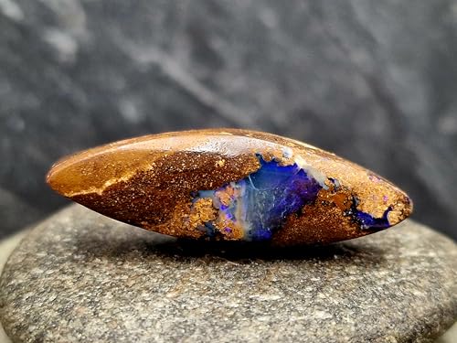 LeoLars-PABE Boulder Opal Anhänger im Navetteschliff, gebohrt mit 60cm Lederband, klare Opalschicht mit intensiv Lila Opalfeuer, Maße: 37,2mm x 11,2mm x 8,5mm, Unikat, Handgeschliffen