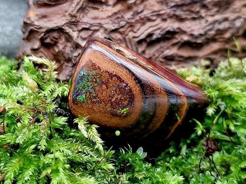 Großer Boulder Opal Anhänger gebohrt mit 60 cm Lederband, der Opal besitzt oben und unten grünes Opalfeuer. Der Stein hat ein Sandbank Muster, Steingröße 32mm x 19mm x 13,5mm, Unikat, Handgeschliffen