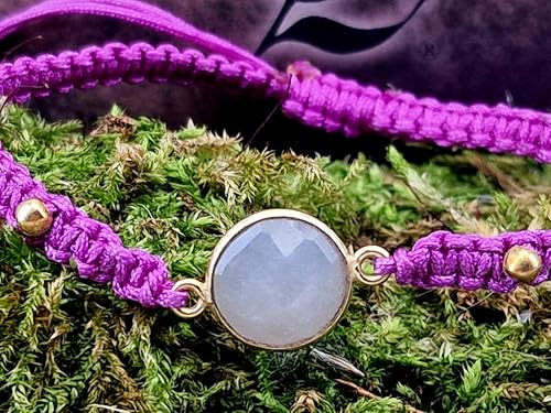LeoLars-PABE Lila Makramee Armband mit erinem weißen Labradorit im Rosenschliff, vergoldete 925er Silberfassung und Kugeln, Umfang von 15-21cm, Unikat, Handarbeit