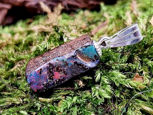 Herrlicher Boulder Opal Anhänger mit 925er Silber Stiftöse, oben grünes Opalfeuer Pinfir, unten mehrfaerbiges Opalfeuer Pinfire, Anhängermaße: 19,7mm x 6,8mm x 6,3mm, Unikat, Handgeschliffen