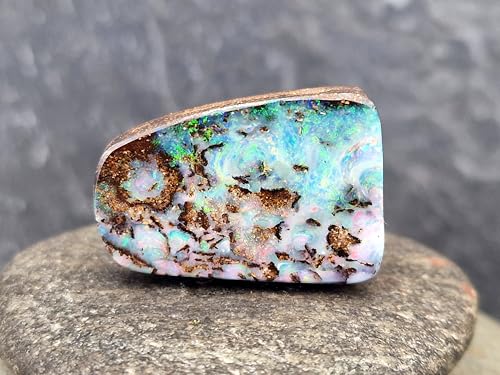 wundervoller Multicolor Boulder Opal Anhänger, gebohrt mit 60cm Lederband, Picture Stone Opal-Multicolor Opalfeuer, Maße: 29mmx 19,5mm x 8,5mm, Unikat, Handgeschliffen, Unisex, Nr.249