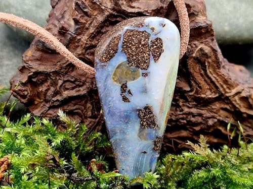 Großer Boulder Opal Anhänger mit Bohrung und 60cm Lederband, helle gemeine Opalschicht mit pastellfarbenem Opalfeuer in verschiedenen Farben, Maße: 43mm x 21mm x 11,9mm, Unikat, Handgeschliffen