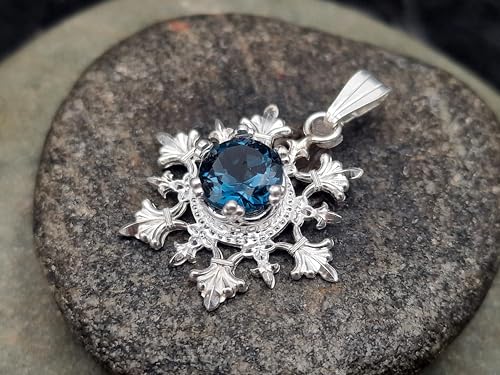 LeoLars-PABE Schneeflöckchen Design Anhänger aus 925er Silber, rund facettiertem London Blue Topas, Unikat, Handarbeit, Anhängermaße: 24,2mm x 21,1mm x 6,9mm