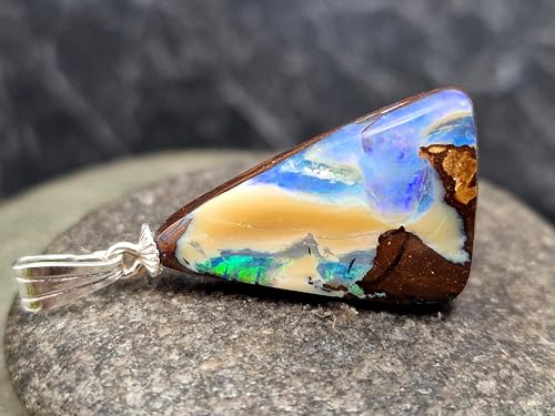 Toller Picture Stone Boulder Opal Anhänger mit 925er Silber Stiftöse, Opal blau-beige-braun mit partiellem grünen intensivem Opalfeuer, Unikat, Handgeschliffen Anhängermaße: 28,8mm x 16mm x 4,9mm