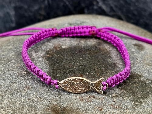 LeoLars-PABE Lila Makramee Armband mit einem geprägtem Schlickfisch aus 925er Silber, Umfang von 16-20cm, Unikat, Handarbeit