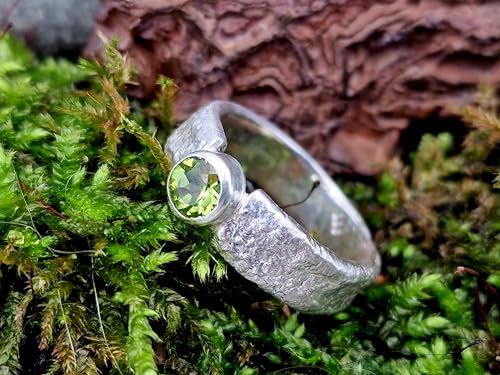 LeoLars-PABE Peridot Design Ring mit angeschmolzener Oberflächen Struktur, Größe 59 (18,7), aus 925er Silber, Peridot rund facettiert, Unikat, Handarbeit