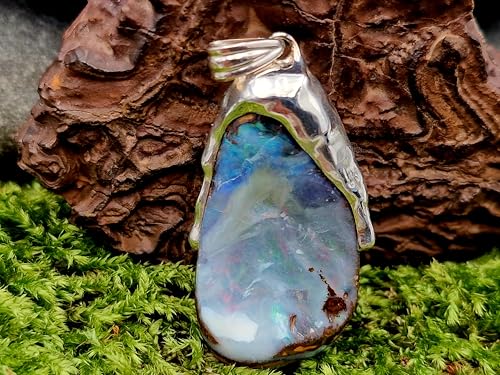 LeoLars-PABE Boulder Opal flüssiges Silber Design Anhänger aus 925er Silber, Opal gecarrt mit mehrfarbigem pastellfarbenem Opalfeuer in flächiger gemeiner Opalschicht, Unikat, Handarbeit, Unisex