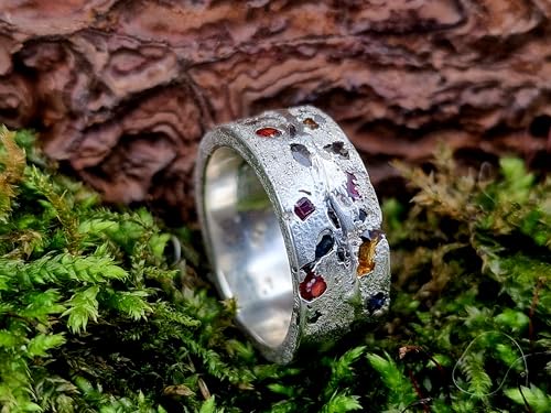 LeoLars-PABE Design Sandguss Chaos Ring, Größe 56 (17,8), aus 925er Silber, Sandguss Oberfläche, verschieden farbige eingegossene echte Saphire, Nr. 133, Unikat, Handarbeit