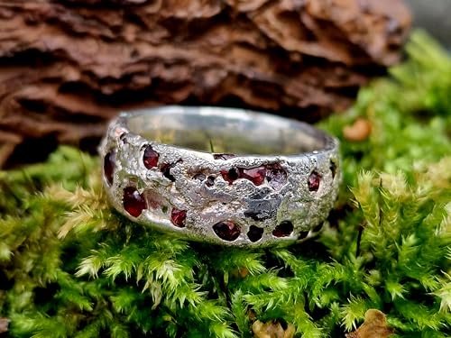 LeoLars-PABE Sandguss Chaos Design Ring mit roten Spinell Steinen in Größe 56 (18) aus 925er Silber mit typischer Sandguss Oberfläche, Unikat, liebevolle Handarbeit