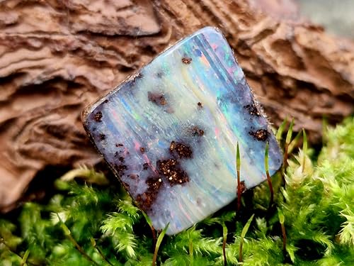 Boulder Opal als Anhänger gebohrt, 60cm Lederband, der Opal besitzt eine gemeine Opalschicht mit horizontalen Streifen imt Multicolor Opalfeuer, Größe 18mm x 18mm x 8,4mm, Unikat, Handgeschliffen
