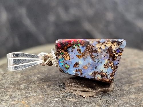 LeoLars-PABE Boulder Opal Anhänger mit tollem Muster und 925er Silber Stiftöse, partiell intensives Opalfeuer in blau, grün und rot, Anhängermaße: 19mm x 9,9mm x 6,4mm, Unikat, Handgeschliffen