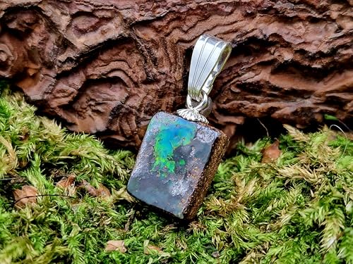 LeoLars-PABE Boulder Opal Anhänger mit 925er Silber Stiftöse, großflächiges Hologramm Effekt mit Opalfeuer von grün über gelb bis rot, Anhängergröße: 15,5mm x 9,7mm x 3,5mm, Unikat, Handgeschliffen