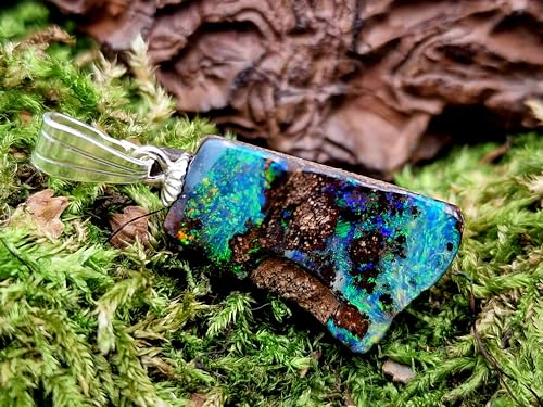 knalliger Boulder Opal Anhänger mit 925er Silber Stiftöse, neben Muttergestein herrliche intensive Opalschicht mit mehrfarbigem Opalfeuer, Anhängermaße: 23mm x 12,3mm x 6,8mm, Unikat, Handgeschliffen