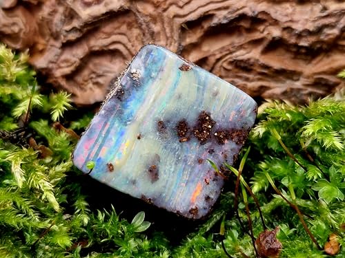 Boulder Opal als Anhänger gebohrt, 60cm Lederband, der Opal besitzt eine gemeine Opalschicht mit horizontalen Streifen imt Multicolor Opalfeuer, Größe 18mm x 18mm x 8,4mm, Unikat, Handgeschliffen