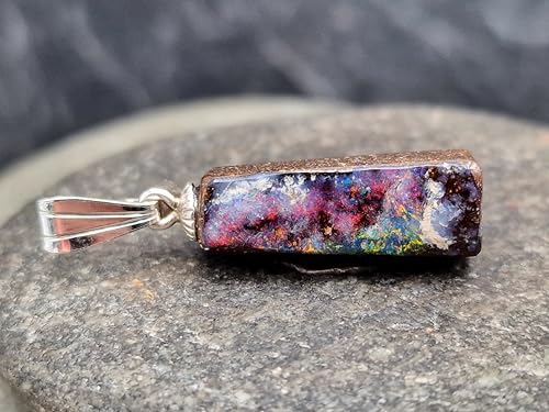 LeoLars-PABE Multicolor Boulder Opal Anhänger mit 925er Silber Stiftöse, Opalfeuer in allen Farben mit viel rot, tolles Muster, Anhängergröße: 22,6mm x 6,8mm x 6,8mm, Unikat, Handgeschliffen