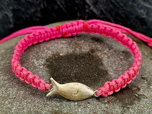 LeoLars-PABE Neon pinkfarbenes Makramee Armband mit einem Sandguss Schlickfisch aus 925er Silber, Umfang von 18-26 cm, Unikat, Handarbeit