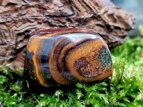Großer Boulder Opal Anhänger gebohrt mit 60 cm Lederband, der Opal besitzt oben und unten grünes Opalfeuer. Der Stein hat ein Sandbank Muster, Steingröße 32mm x 19mm x 13,5mm, Unikat, Handgeschliffen
