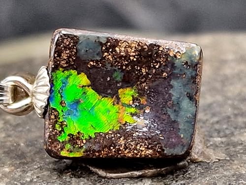 LeoLars-PABE Boulder Opal Anhänger mit 925er Silber Stiftöse, großflächiges Hologramm Effekt mit Opalfeuer von grün über gelb bis rot, Anhängergröße: 15,5mm x 9,7mm x 3,5mm, Unikat, Handgeschliffen