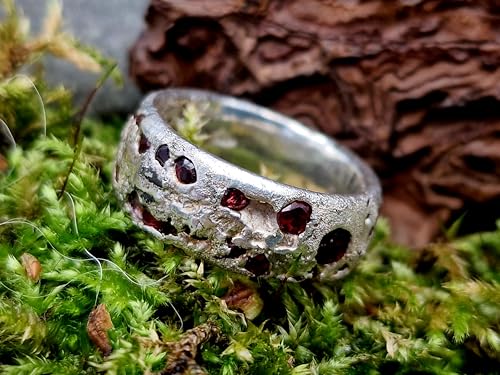 LeoLars-PABE Sandguss Chaos Design Ring mit roten Spinell Steinen in Größe 56 (18) aus 925er Silber mit typischer Sandguss Oberfläche, Unikat, liebevolle Handarbeit