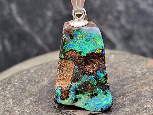 knalliger Boulder Opal Anhänger mit 925er Silber Stiftöse, neben Muttergestein herrliche intensive Opalschicht mit mehrfarbigem Opalfeuer, Anhängermaße: 23mm x 12,3mm x 6,8mm, Unikat, Handgeschliffen